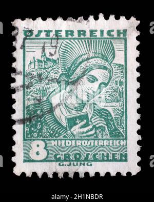 Briefmarke gedruckt von Österreich zeigt Frau aus Niederösterreich (Niederösterreich), traditionelle Tracht, um 1934. Stockfoto