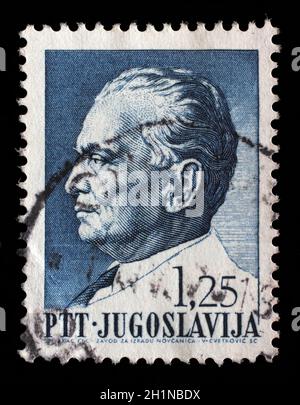 Die in Jugoslawien gedruckte Briefmarke zeigt ein Porträt des jugoslawischen Präsidenten Josip Broz Tito aus der Serie 75. Geburtstag von Präsident Josip Broz Tito, um 1 Stockfoto