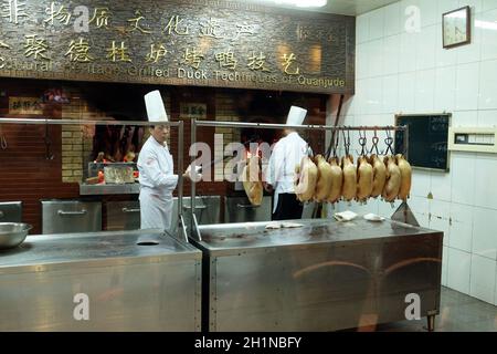 Köche bereiten im ursprünglichen Restaurant Quanjude in der Qianmen-Straße in Peking, China, eine Entenröstung zu Stockfoto