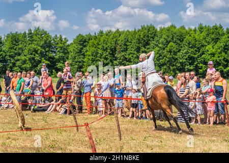 Cedynia, Polen Juni 2019 Bogenschießen auf dem Pferd oder Bogenschießen Show mit fliegenden Pfeil bei historischen Nachstellung der Schlacht von Cedynia aus dem 11. Jahrhundert Stockfoto