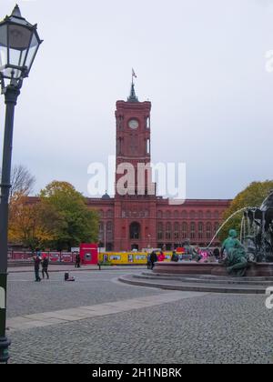 Berlin, Deutschland - 28. Juni 2019: Die Menschen ruhen am 28. Juni 2019 in der Nähe des Neptunbrunnens in Berlin Stockfoto