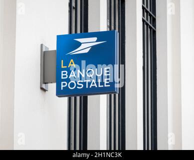 BAYONNE, FRANKREICH - CA. DEZEMBER 2020: La Banque Postale Zeichen. La Banque Postale ist eine französische Bank, die am 1. Januar 2006 gegründet wurde. Stockfoto