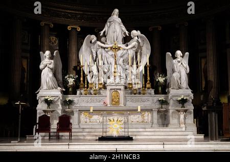 Innenräume von Eglise de la Madeleine. Die Kirche Madeleine wurde in ihrer heutigen Form als Tempel zum Ruhm der Armee Napoleons, Paris, Frankreich, entworfen. Stockfoto