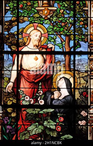 Die Erscheinung der Heiligen Herzen Marguerite Marie Alacoque, Glasfenster in der Saint Gervais und Sankt Protais Kirche, Paris, Frankreich Stockfoto