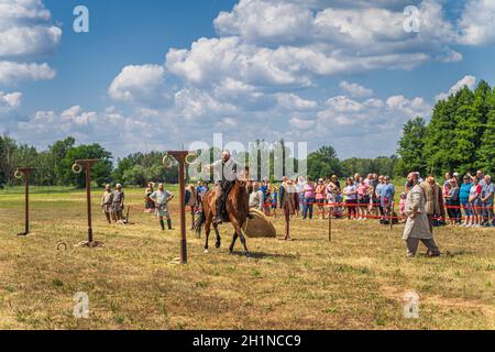 Cedynia, Polen Juni 2019 Reitkunst-Show über historische Nachstellung der Schlacht von Cedynia aus dem 11. Jahrhundert Stockfoto