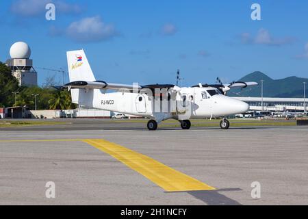 Sint Maarten, Niederländische Antillen - 15. September 2016: Flugzeug Winair DHC-6-300 am Flughafen Sint Maarten (SXM) in der Karibik. Stockfoto