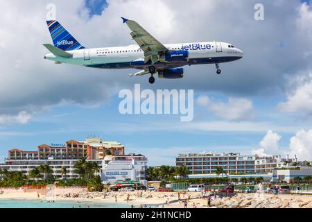 Sint Maarten, Niederländische Antillen - 18. September 2016: JetBlue Airbus A320 am Flughafen Sint Maarten (SXM) in der Karibik. Stockfoto