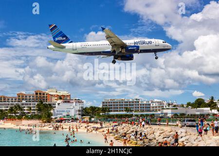 Sint Maarten, Niederländische Antillen - 17. September 2016: JetBlue Airbus A320 am Flughafen Sint Maarten (SXM) in der Karibik. Stockfoto