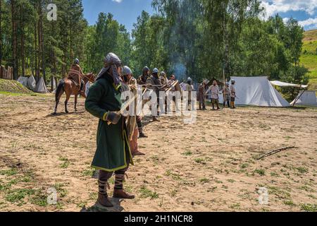 Cedynia, Polen, Juni 2019 Chieftain auf dem Pferd organisiert Verteidigungslinie mit seinen Kriegern. Historische Nachstellung der Schlacht von Cedynia zwischen Polan Stockfoto