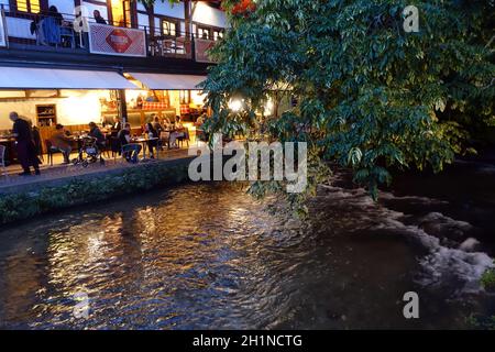 Fischer- und Gerberviertel mit der Blau, Nebenfluss der Donau, zahlreiche Restaurants ziehen Touristen an, Ulm, Baden-Württemberg, Deutschland Stockfoto