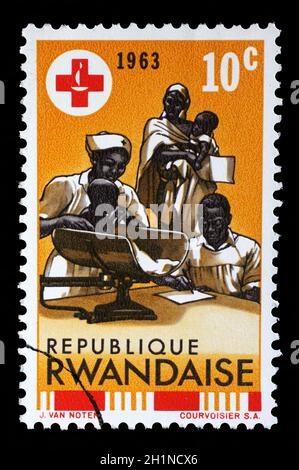 Briefmarke gedruckt in Ruanda widmet sich den 100. Jahrestag des internationalen Roten Kreuzes ca. 1963 Stockfoto