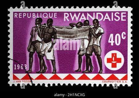 Briefmarke gedruckt in Ruanda widmet sich den 100. Jahrestag des internationalen Roten Kreuzes ca. 1963 Stockfoto