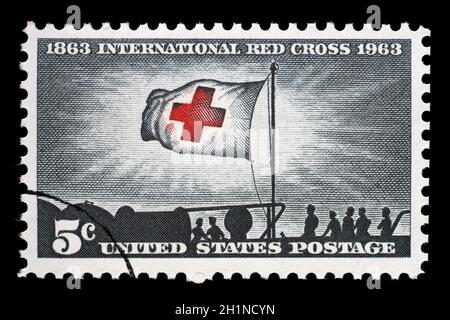 Briefmarke gedruckt in den USA, zeigt Morgenlicht und Rote-Kreuz-Flagge, mit Inschrift und Name der Serie 1863 Internationales Rotes Kreuz-Jubiläum 1963, um 1 Stockfoto