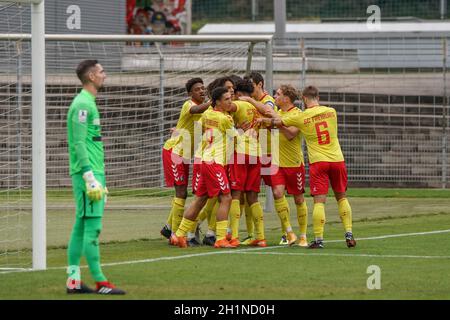 Die Freiburger Spieler jubeln über den 1:1 Vergleich durch Kiliann Sildillia, Fussball-RL SW 20-21: 20. Sptg: SC Freiburg II - SV 07 Elversberg Stockfoto