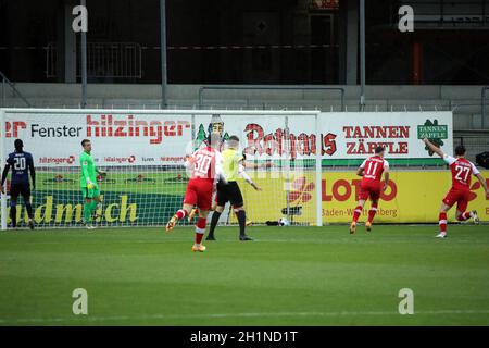 Der Ex-Freiburge Torwart Alexander Schwolow (Hertha Berlin) ist enttaucht, die Freiburger Spieler bejubeln den Führstreffer von Vincenzo Grifo (SC Stockfoto