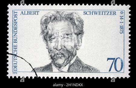 Die in der DDR gedruckte Briefmarke zeigt Albert Schweitzer, um 1975 Stockfoto