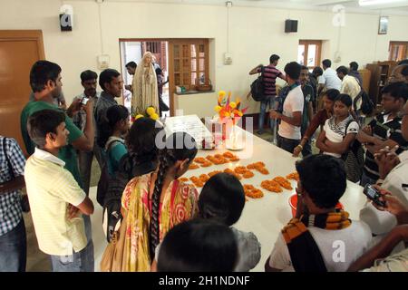 Die Pilger beten am Grab von Mutter Teresa in Kolkata, West Bengal, Indien Stockfoto