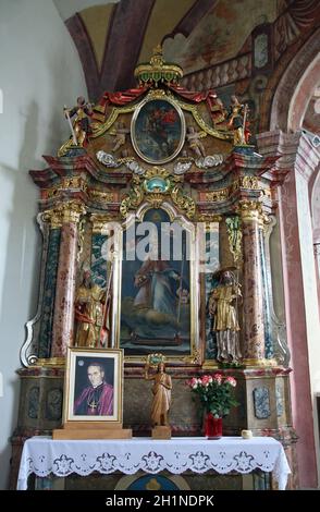 Altar in der Pfarrkirche unserer Lieben Frau vom Schnee in Kamensko, Kroatien Stockfoto