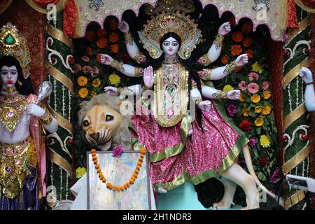 Göttin Durga. Die Göttin Durga ist unter den hinduistischen Bengalen beliebt und wird von ihren hingebungsvollen Anhängern mit Begeisterung verehrt. Kalkutta, Indien. Stockfoto