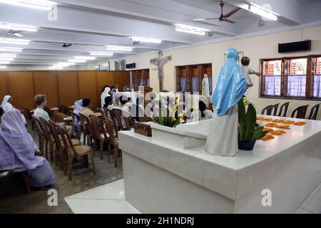 Die Pilger beten am Grab von Mutter Teresa in Kolkata, West Bengal, Indien Stockfoto