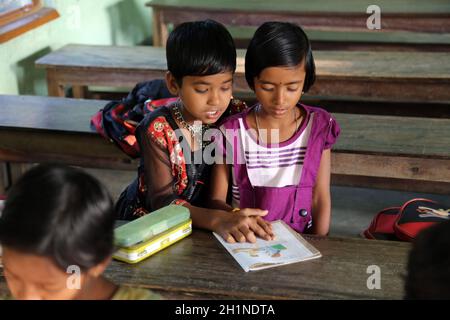 Kinder in der Schule. Der Name der Schule ist der Name des berühmten kroatischen Missionars Pater Ante Gabric in Kumrokhali, Westbengalen, Indien. Stockfoto