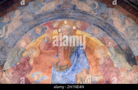 Der ewige Vater und der unschuldigen Märtyrer, mit Fresken verzierte Lunette von Giovanni di Francesco, Ospedale degli Innocenti - Außen Arcade, Florenz, Es Stockfoto