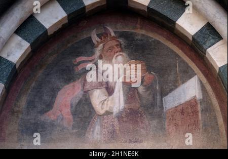 In der Lünette einer der Türen, Melchisedek, Detail der Fassade der Kirche Santa Maria Novella in Florenz, Italien Stockfoto