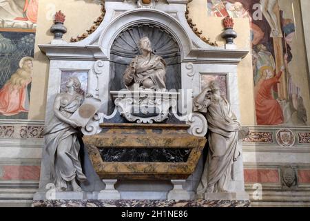 Grab von Galileo Galilei (1564 - 1642) von Giulio Foggini, die Basilika von Santa Croce (Basilika des Heiligen Kreuzes) in Florenz, Italien. Stockfoto