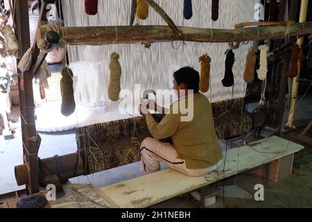 Mann mit Webstuhl während der Hand gemacht Teppich Herstellung in Jaipur, Rajasthan, Indien Stockfoto