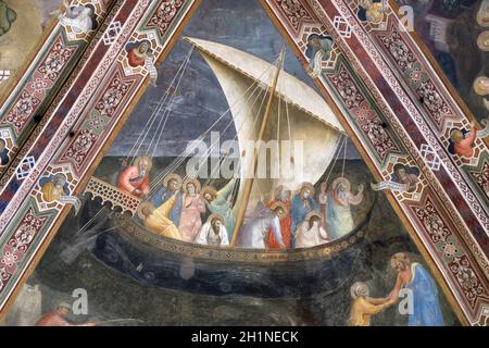 Reise des Heiligen Petrus, Fresko von Andrea de Buonaiuto, an der Decke des Cappellone degli Spagnoli in Santa Maria Novella Principal dominikanische Kirche Stockfoto