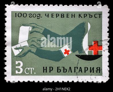 Stempel gedruckt in Bulgarien zeigt, Blutspende, 100-jähriges Jubiläum des Roten Kreuzes Serie, ca. 1964. Stockfoto