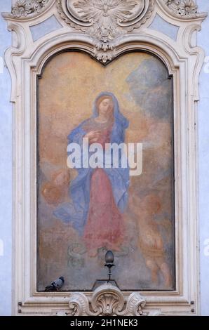 Bild der Jungfrau Maria an der Fassade eines Palastes in Rom, Italien Stockfoto