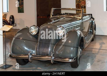 Malaga, Spanien - 7. Dezember 2016: Lancia Italien 1934 (Mussolini's Parade car) im Automobil Museum von Malaga, Andalusien, Spanien. Stockfoto