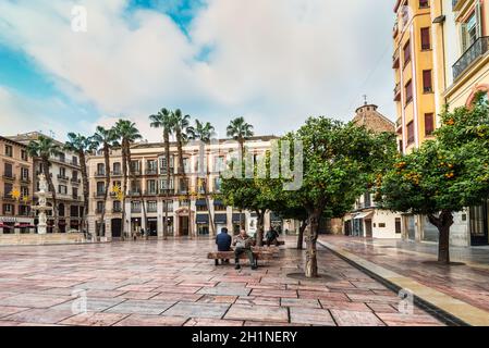 Malaga, Spanien - 7. Dezember 2016: Die Menschen auf dem Platz der Verfassung (Plaza de la Constitucion de Malaga) in der Innenstadt von Malaga, Andalusien, Spanien. Stockfoto