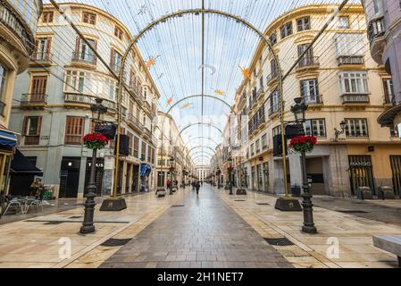 Malaga, Spanien - 7. Dezember 2016: Die Menschen laufen Sie entlang der Fußgängerzone Calle Larios in den frühen Morgen für Weihnachten in der Innenstadt von Malaga, andal eingerichtet Stockfoto