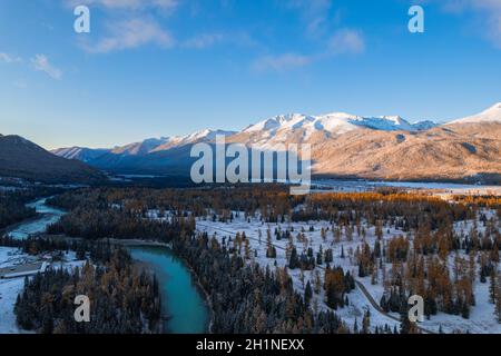 Luftaufnahme der Winterlandschaft von See und Wald in Kanas, bei Sonnenaufgang. Stockfoto