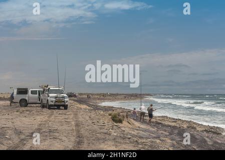 Surffischen an der Skeleton Coast im Norden von Swakopmund, Namibia Stockfoto