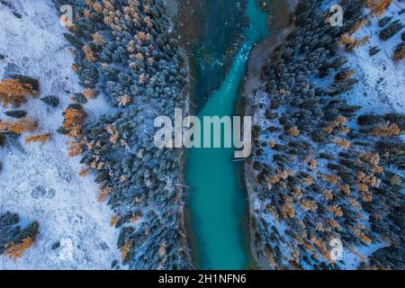 Luftaufnahme der Winterlandschaft von See und Wald in Kanas, bei Sonnenaufgang. Stockfoto