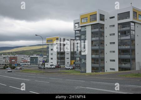 Akureyri, Island - 27. Juli 2017: Wohngebiet voll von Wohnblocks für Menschen, die in Akureyri in Island leben. Stockfoto