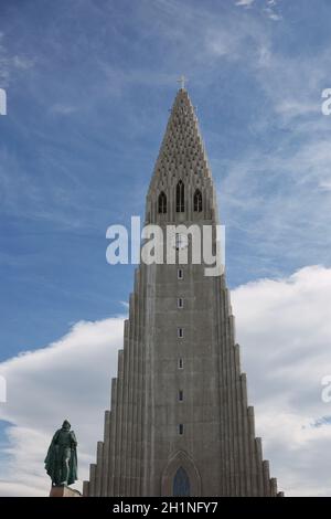 Reykjavik, Island - 29. Juli 2017: Hallgrimskirkja Kathedrale in Reykjavik, Island, lutherische Pfarrkirche, Außenansicht an einem sonnigen Sommertag mit Blu Stockfoto