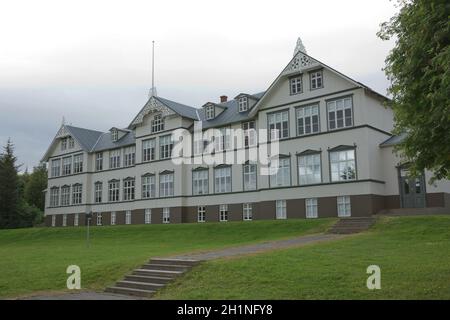Akureyri, Island - 27. Juli 2017: Bau des Junior College in Akureyri in Island im Sommer. Stockfoto