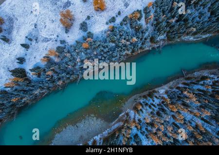 Luftaufnahme der Winterlandschaft von See und Wald in Kanas, bei Sonnenaufgang. Stockfoto