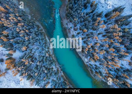 Luftaufnahme der Winterlandschaft von See und Wald in Kanas, bei Sonnenaufgang. Stockfoto