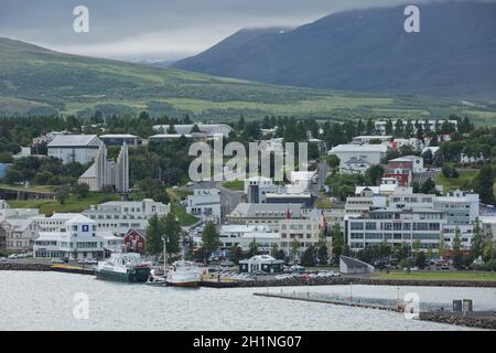 Akureyri, Island - 27. Juli 2017: Blick auf das Stadtzentrum und die Kirche von Akureyri in Island. Stockfoto