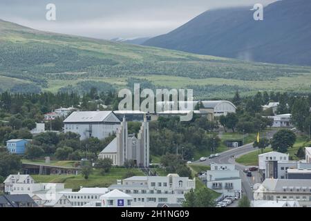 Akureyri, Island - 27. Juli 2017: Blick auf das Stadtzentrum und die Kirche von Akureyri in Island. Stockfoto