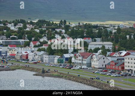 Akureyri, Island - 27. Juli 2017: Blick auf das Stadtzentrum und die Kirche von Akureyri in Island. Stockfoto
