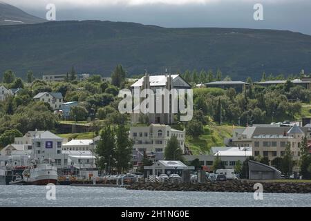 Akureyri, Island - 27. Juli 2017: Blick auf das Stadtzentrum und die Kirche von Akureyri in Island. Stockfoto