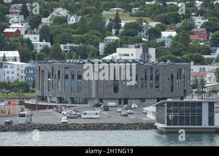 Akureyri, Island - 27. Juli 2017: Blick auf das Kultur- und Konferenzzentrum Modern Hof in der Innenstadt von Akureyri in Island. Stockfoto