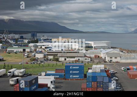 Akureyri, Island - 27. Juli 2017: LKW und Container bereit für den Transport im Hafen von Akureyri in Island. Stockfoto
