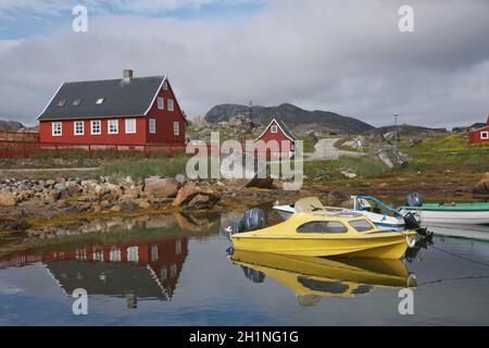 Nanortalik, Grönland - 27. August 2017: Architektur und bunte Häuser in der kleinen Stadt Nanortalik in Grönland zusammen mit seinem wilden und ungeplünderten Stockfoto